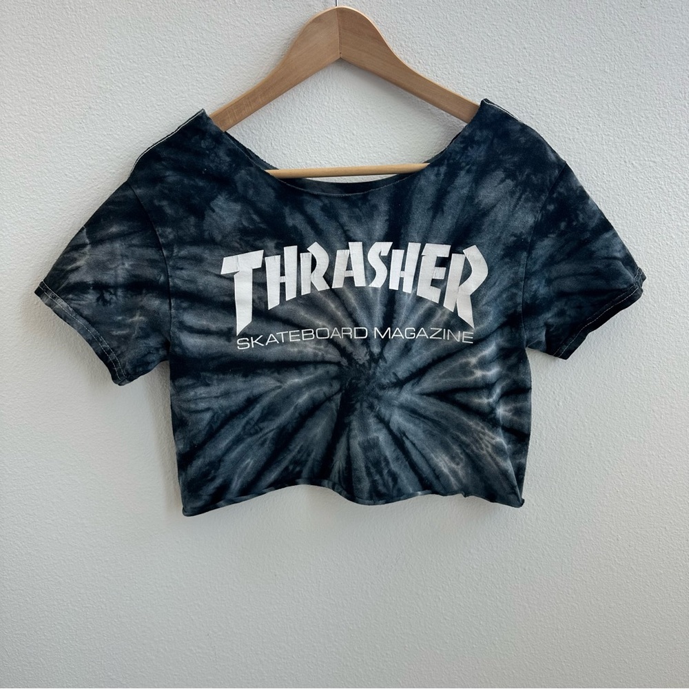 Thrasher Magazin Off the Shoulder Cropped Tee